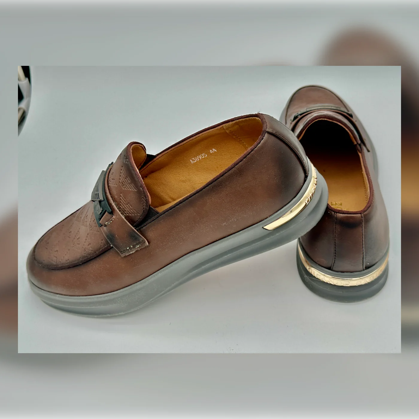 Brown leather shoe. Difande Paris