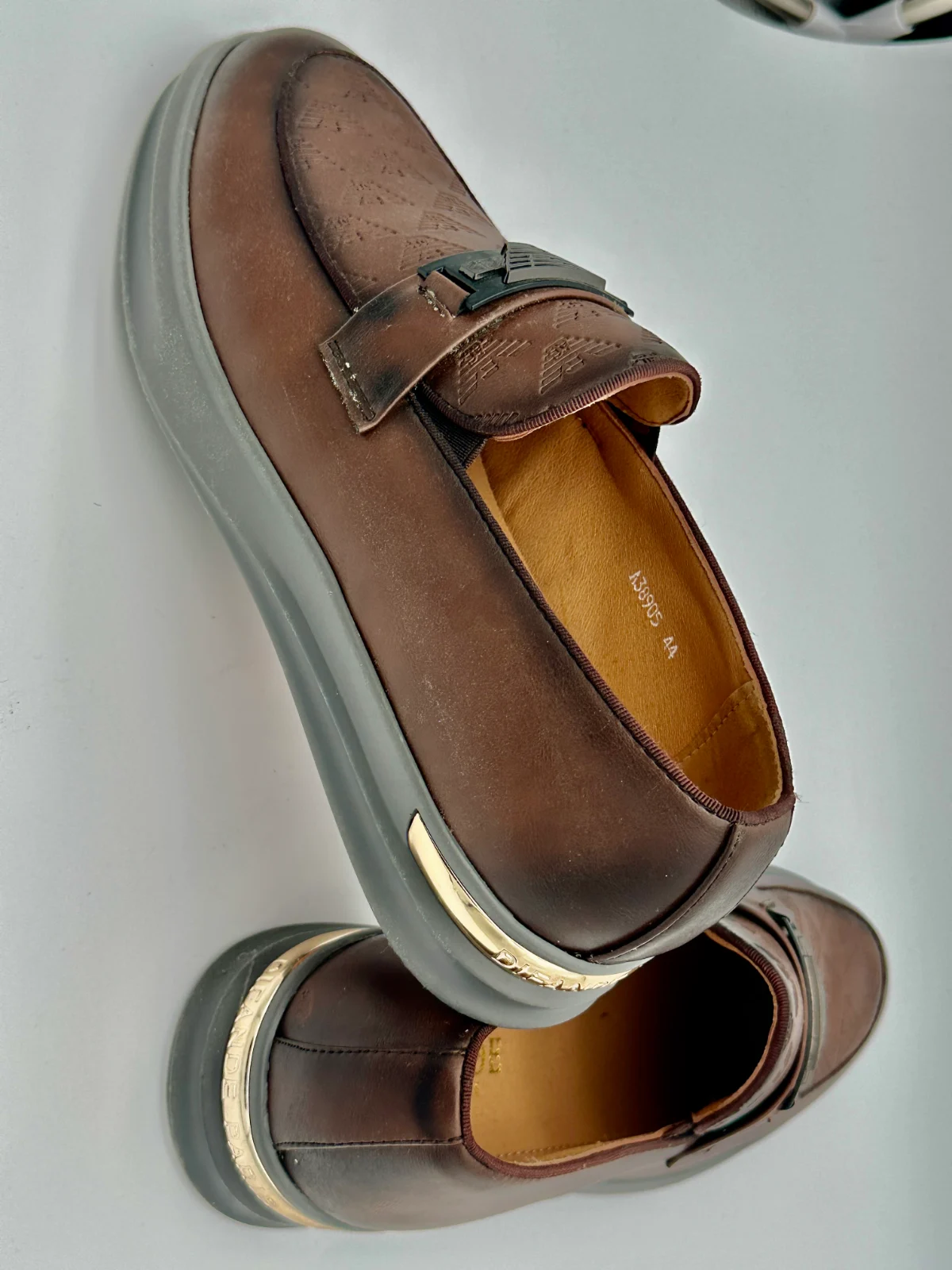 Brown leather shoe. Difande Paris